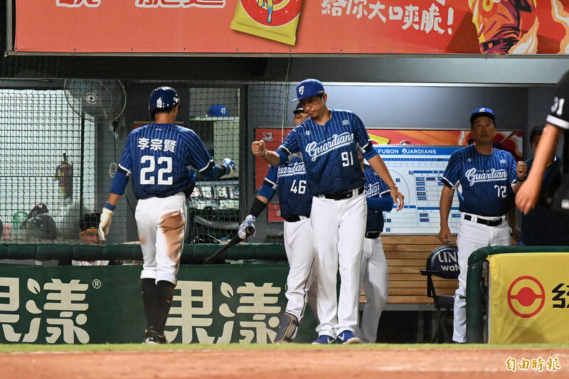 辛元旭 一壘安打 帶有1分打點，李宗賢回本壘得分。（記者李惠洲攝）