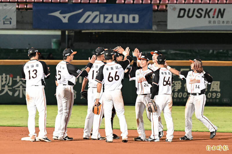 統一獅4:3獲勝富邦悍將 守住下半季第一場勝利。（記者李惠洲攝）