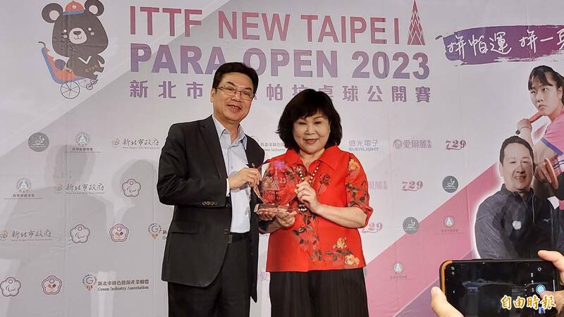 新北市副市長劉和然（左）致贈獎牌給中華帕拉林匹克總會長穆閩珠（右）。（記者黃子暘攝）