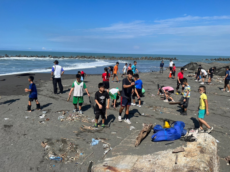 學員先淨灘，再體驗沙灘手球。（中芸國小提供）