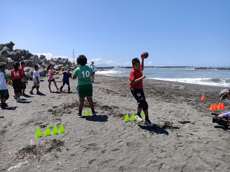 學員在沙灘上練習手球。（中芸國小提供）