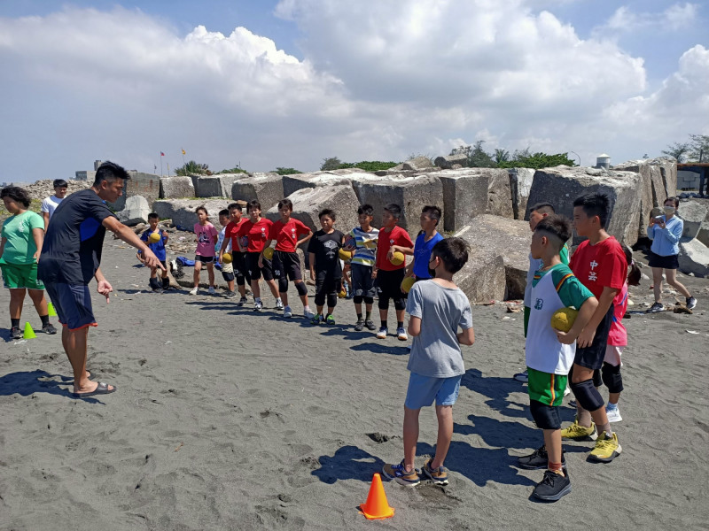 學員聆聽教練戰術指導。（中芸國小提供）