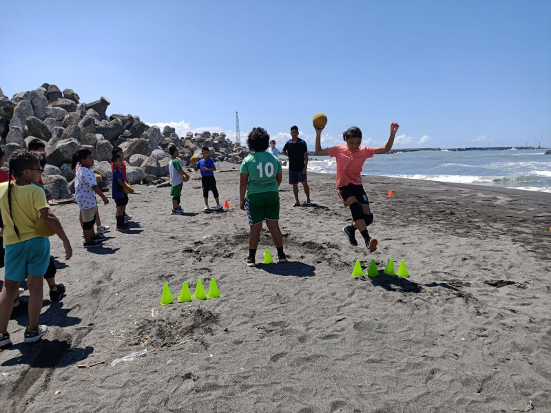 學員在沙灘上認識到了「摩鬼訓練」。（中芸國小提供）