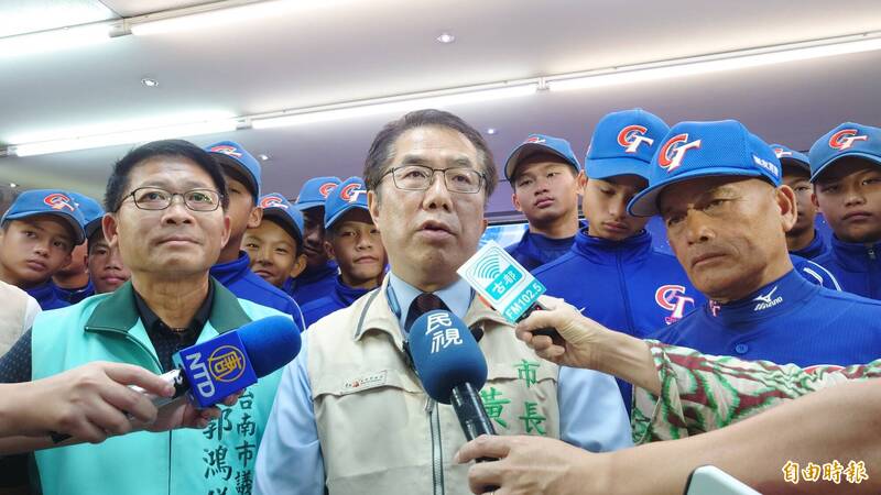 台南市長黃偉哲今日受訪表示，氣象預報「杜蘇芮」颱風明日上午離開台灣，少棒賽應該可以如期開打。（記者洪瑞琴攝）