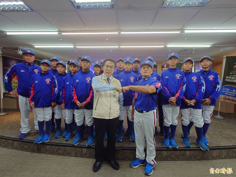 台南市長黃偉哲（前左）為台灣隊小將及總教練陳明仁（右）加油打氣。（記者洪瑞琴攝）