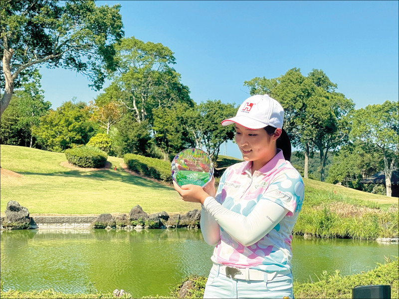 19歲吳佳晏勇奪本季JLPGA次巡賽第2冠。（吳佳晏提供）