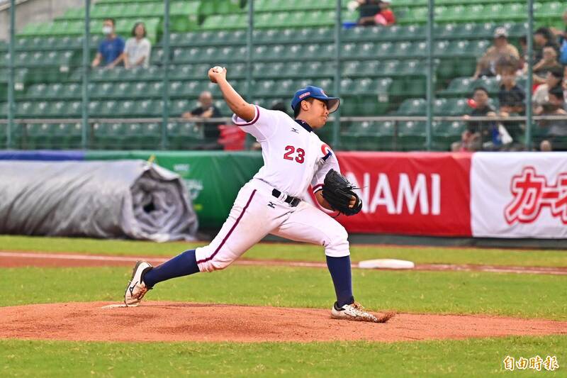 台灣隊先發投手邱亞恩。（記者李惠洲攝）