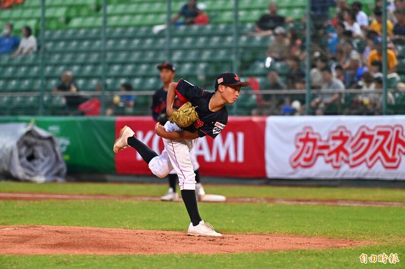 日本隊左投水野蒼介。（記者李惠洲攝）