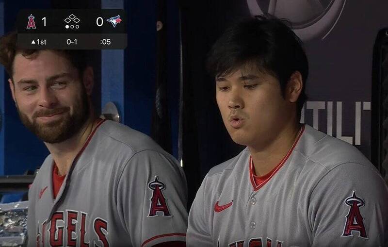 剛交易至天使的吉歐里多（左），在見證大谷開轟後的「一抹微笑」，引發熱議。（取自網路）