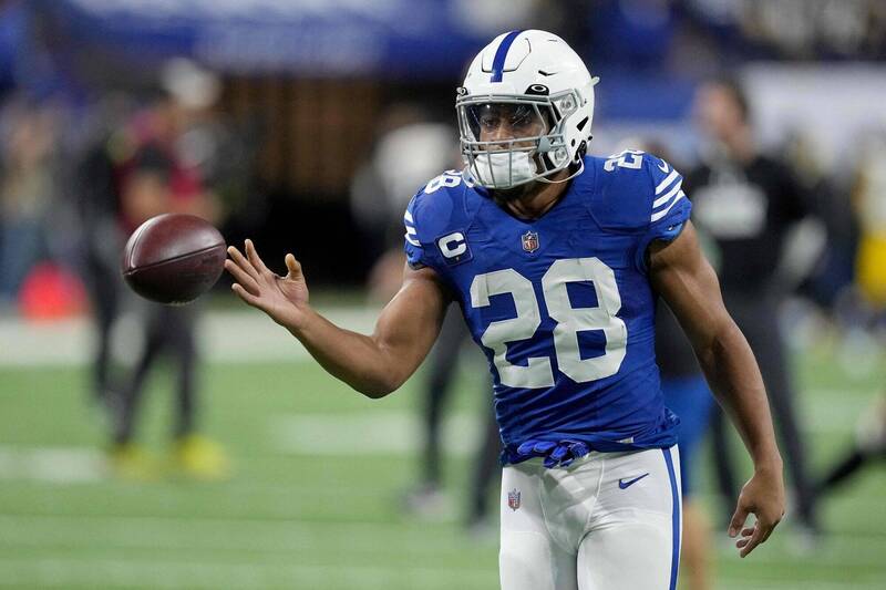 NFL》傳不滿聯盟薪資現況與老闆鬧翻 小馬明星跑衛喊「賣我」 - 自由體育