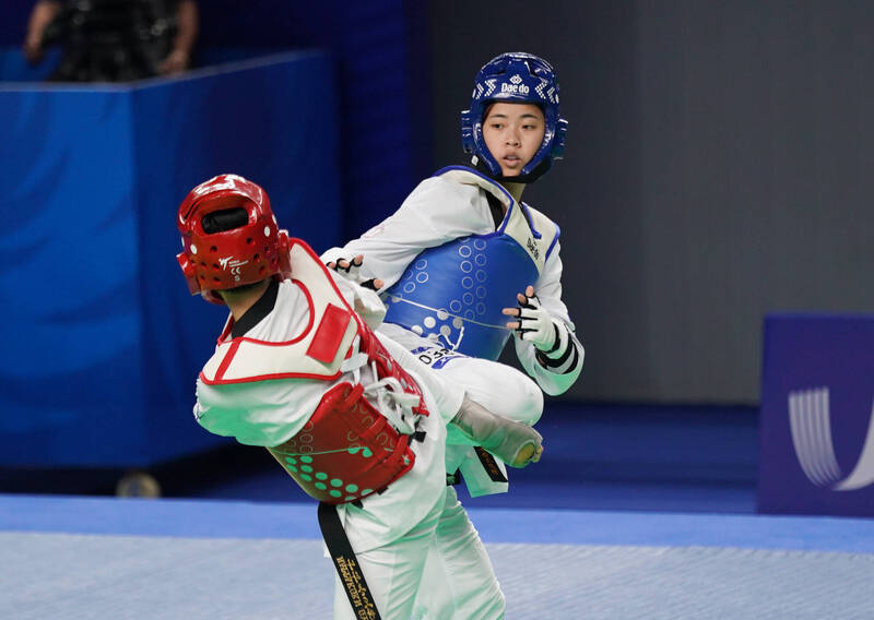 羅嘉翎（藍色護具）。（大專體總提供）