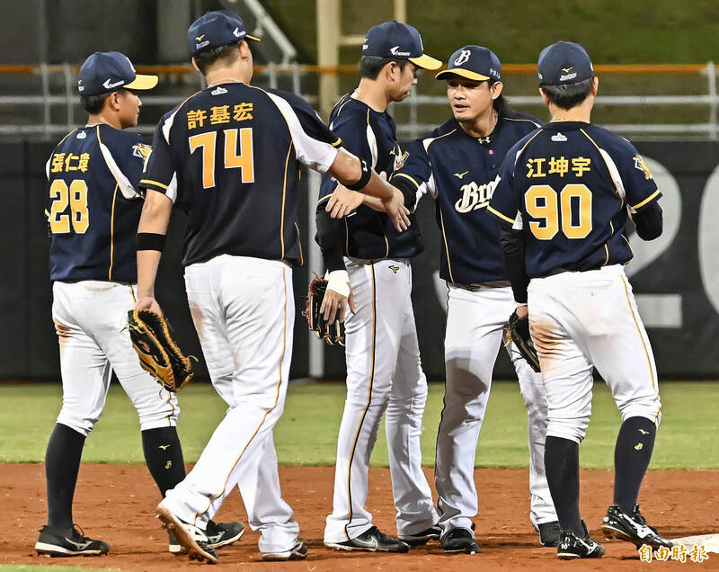 中信兄弟張志豪（右2）代打建功，敲出安打帶有二分打點，獲選單場MVP。（記者陳志曲攝）