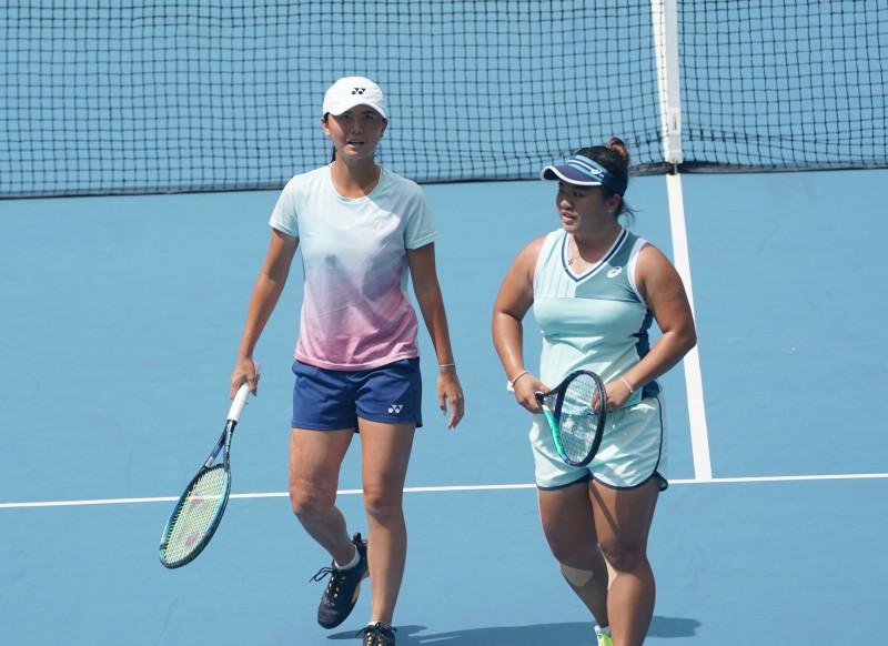 吳芳嫺（左起）與梁恩碩勇奪女雙金牌。（大專體總提供）