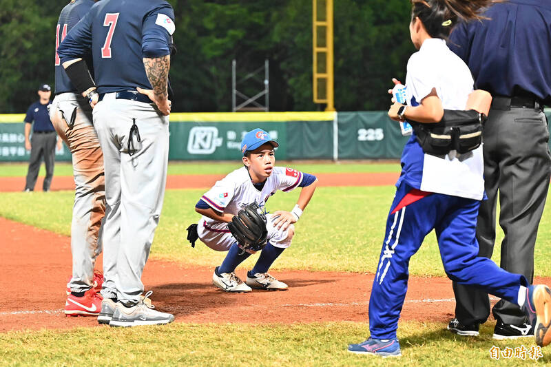 台灣隊沈偉凡昨日接球時被美國隊里蘭‧亨利滑壘踩到腳 受傷下場休息。（資料照，記者李惠洲攝）