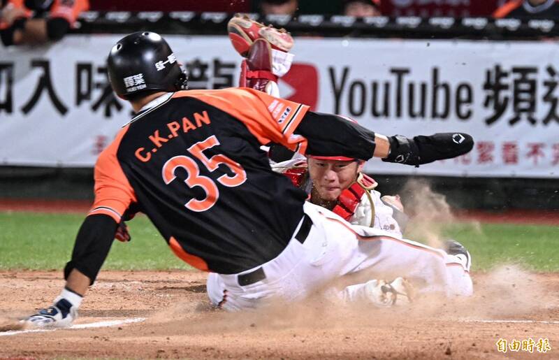 統一潘傑楷遭味全捕手蔣少宏觸殺在本壘前。（記者劉信德攝）