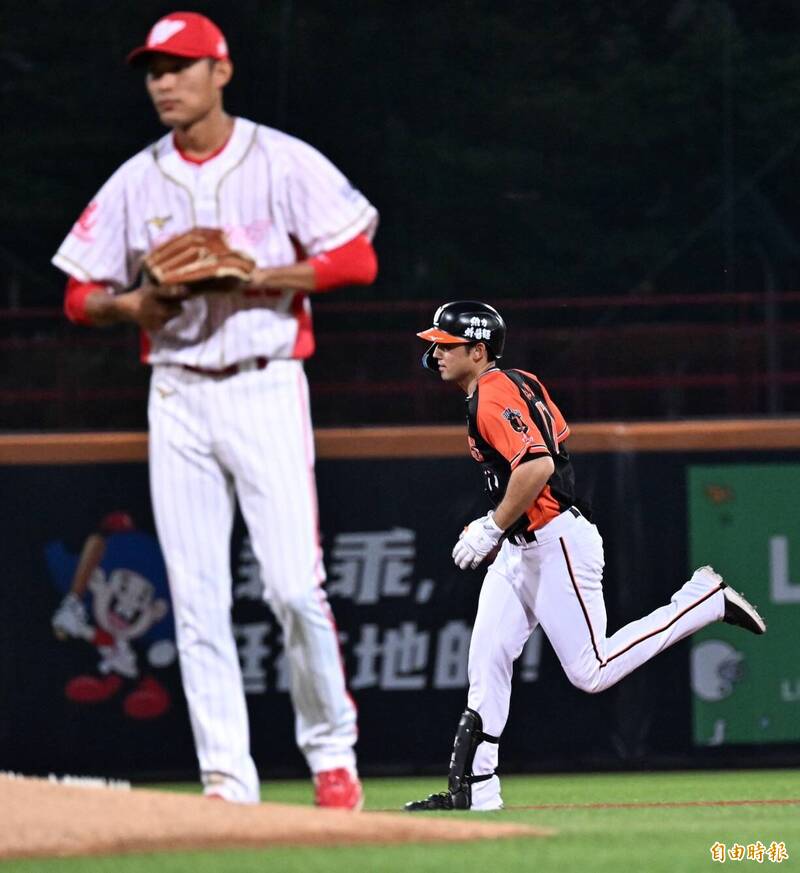 林安可開轟。（記者劉信德攝）