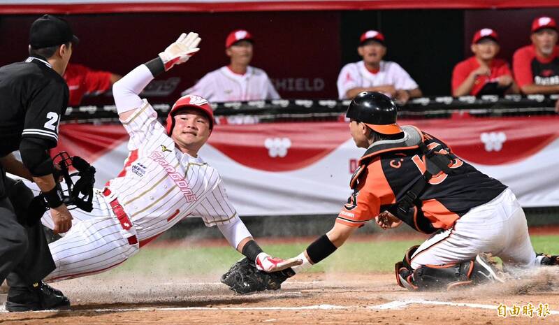 林孝程滑回本壘。（記者劉信德攝）
