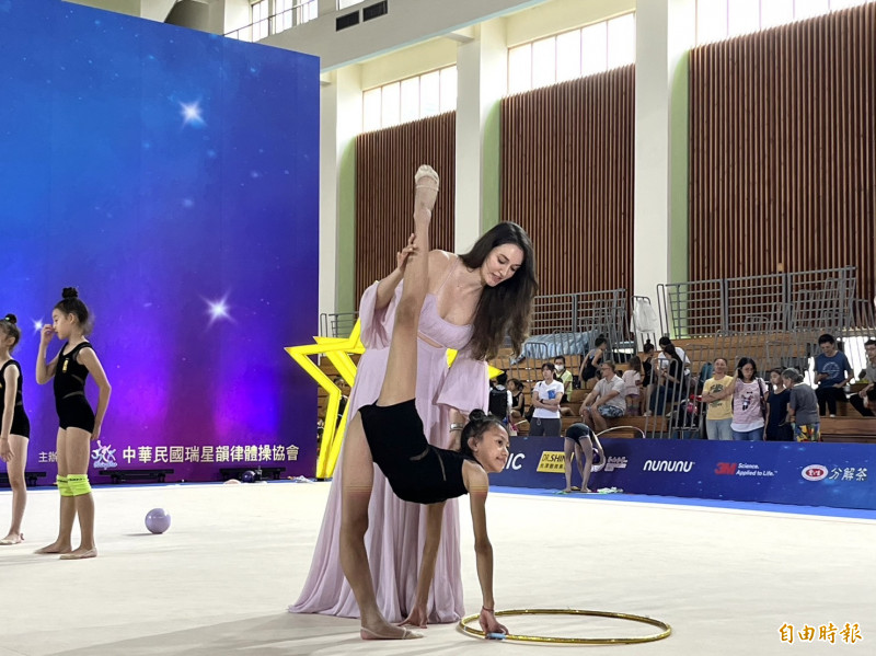 瑞莎指導小朋友。（記者粘藐云攝）