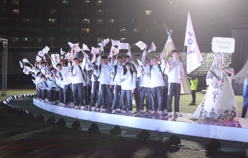 台灣代表團參與烏蘭巴托東亞青年運動會開幕典禮，由男排畢宗元（右2）擔任掌旗官帶領團員入場。（體育署提供）