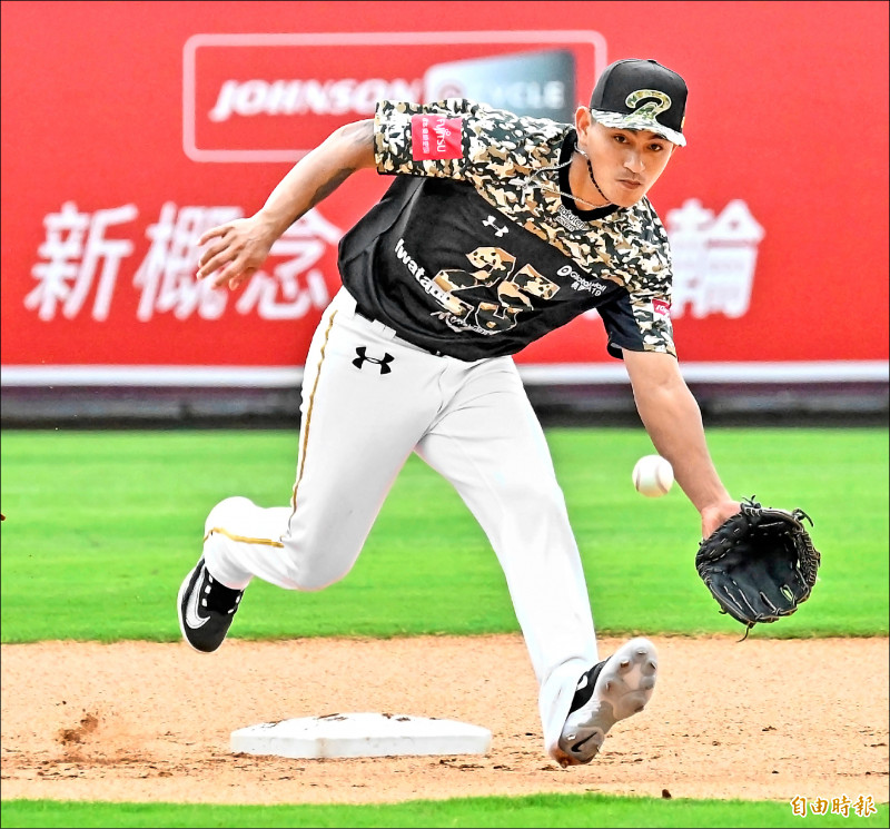 猿隊游擊手林子偉中職初先發，第一次守備機會就發生失誤。（記者陳志曲攝）