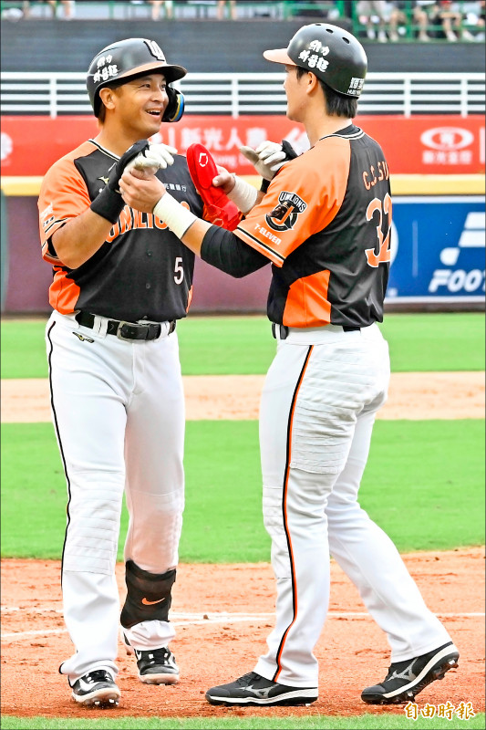 獅隊郭阜林本季首轟出爐，獲選單場MVP。（記者陳志曲攝）