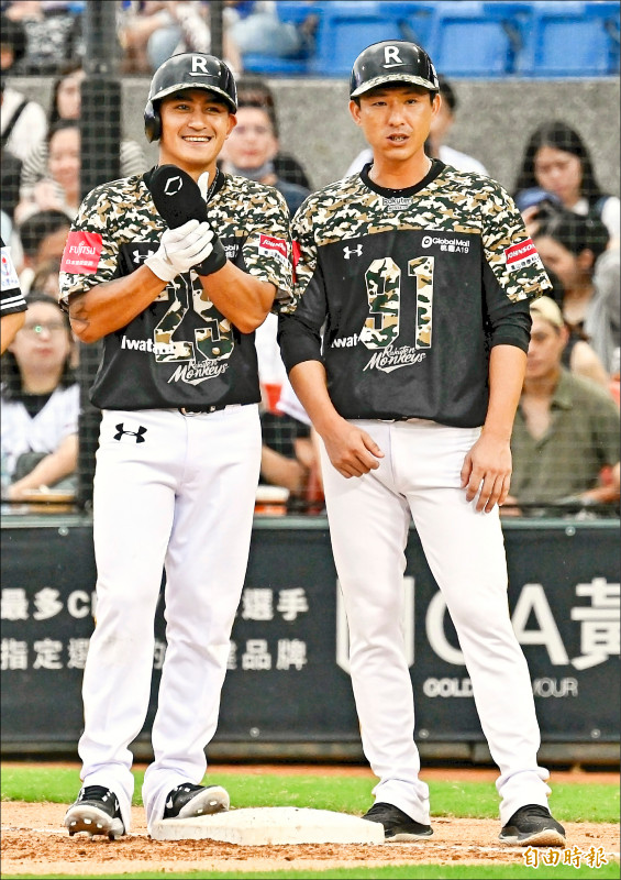 猿隊林子偉（左）中職首打席選到保送。（記者陳志曲攝）