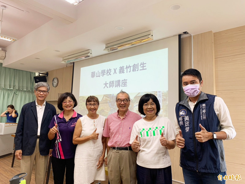 義竹國中舉辦的大師講座，由王榮文（右三）等開講。（記者林宜樟攝）