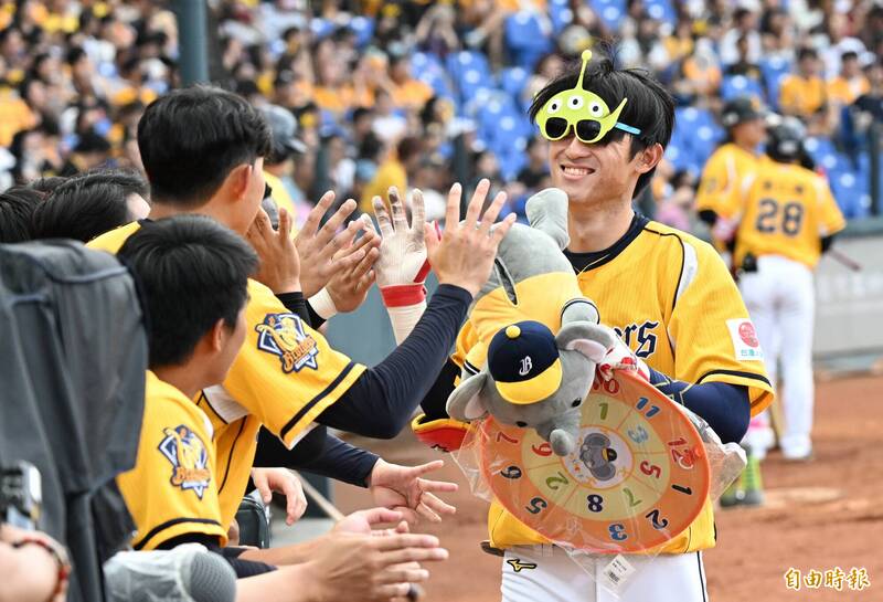 中信兄弟陳文杰開轟。（記者林正堃攝）