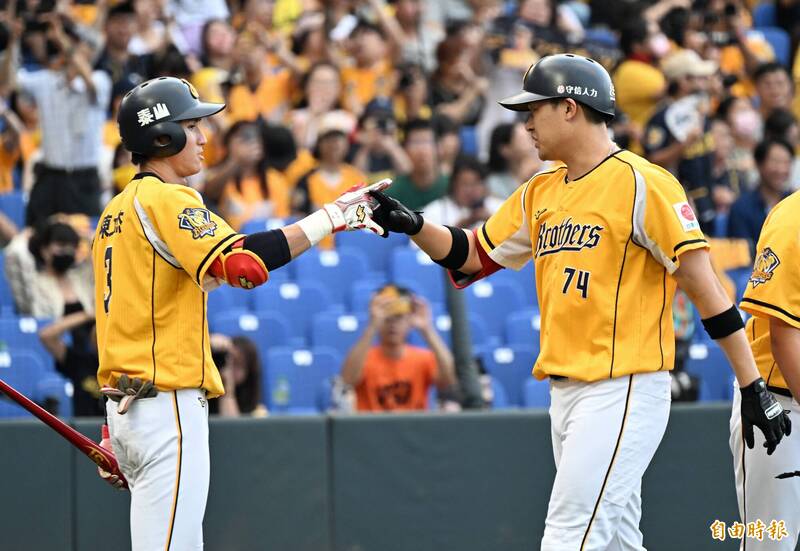 中信兄弟許基宏、陳文杰「背靠背全壘打」。（記者林正堃攝）