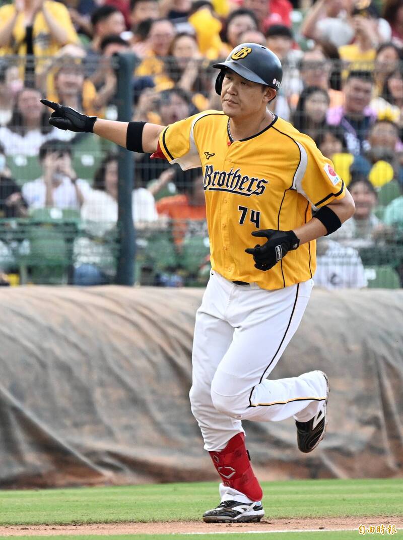 許基宏、陳文杰背靠背開轟。（記者林正堃攝）