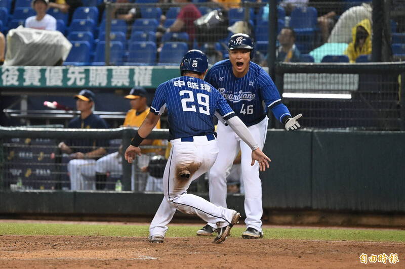 富邦悍將輕取中信兄弟。（記者廖耀東攝）