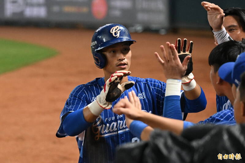 富邦悍將王正棠開轟。（記者廖耀東攝）