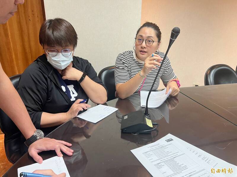 籃協國際組宋旭藍（右）、行政組陳曉珊。（記者林岳甫攝）