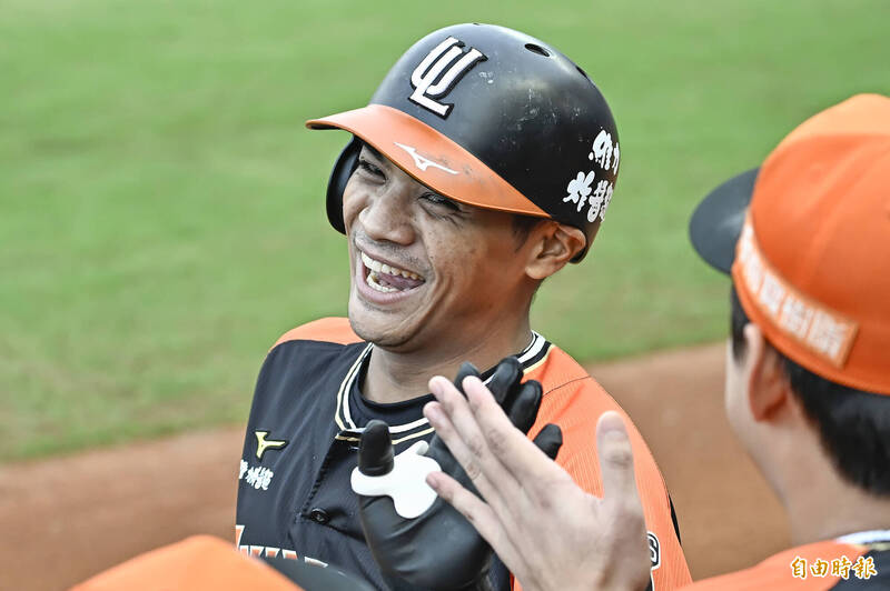 統一獅邱智呈敲出陽春全壘打。（記者陳志曲攝）