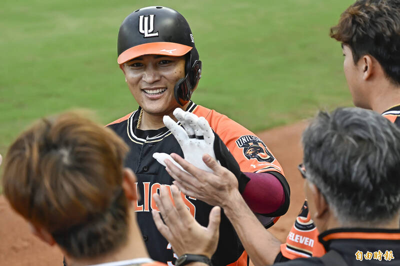 統一獅林岱安敲出陽春全壘打。（記者陳志曲攝）