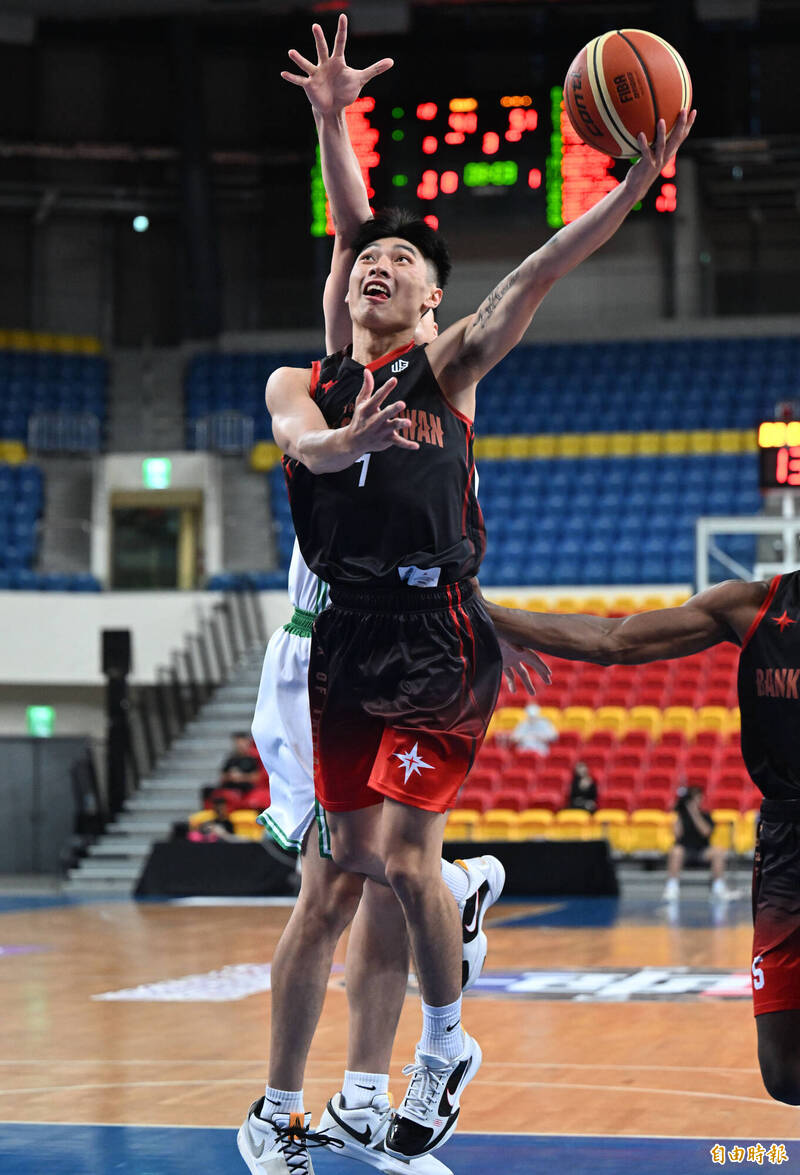 台銀王偉丞上籃得分。（記者林正堃攝）