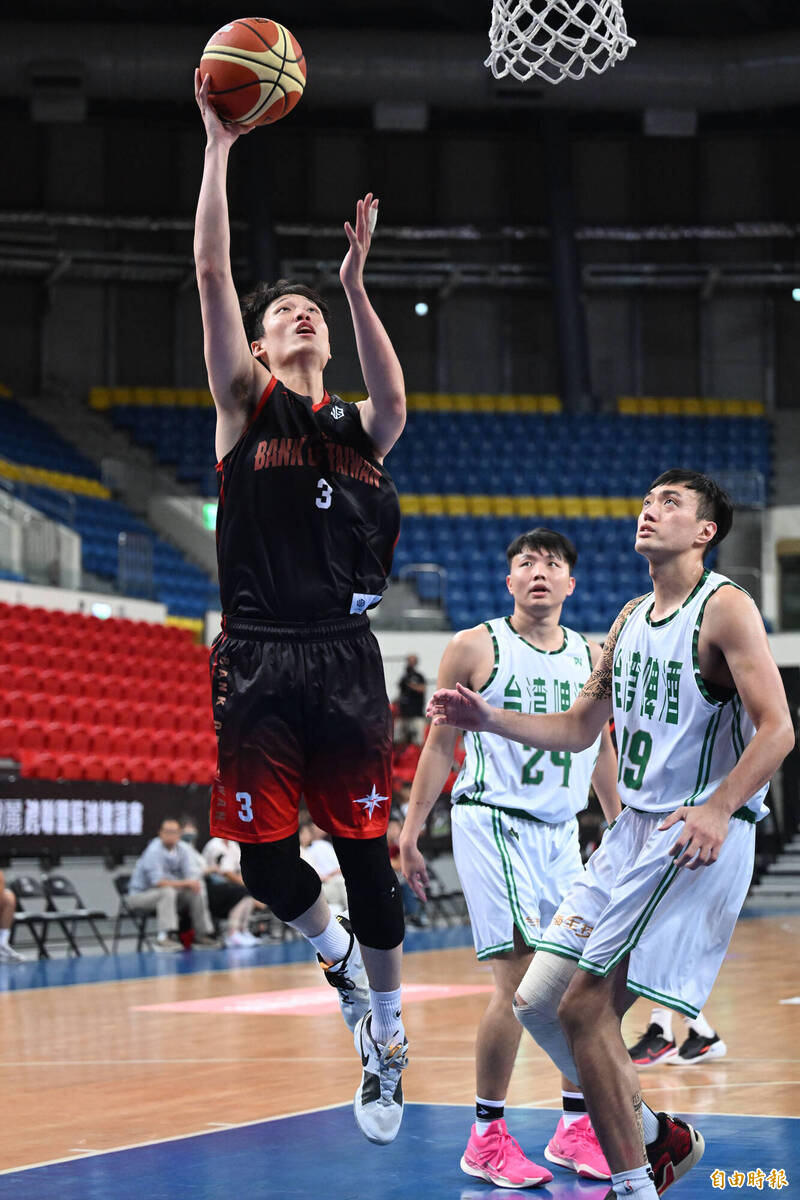 台銀陳侑昫上籃得分。（記者林正堃攝）