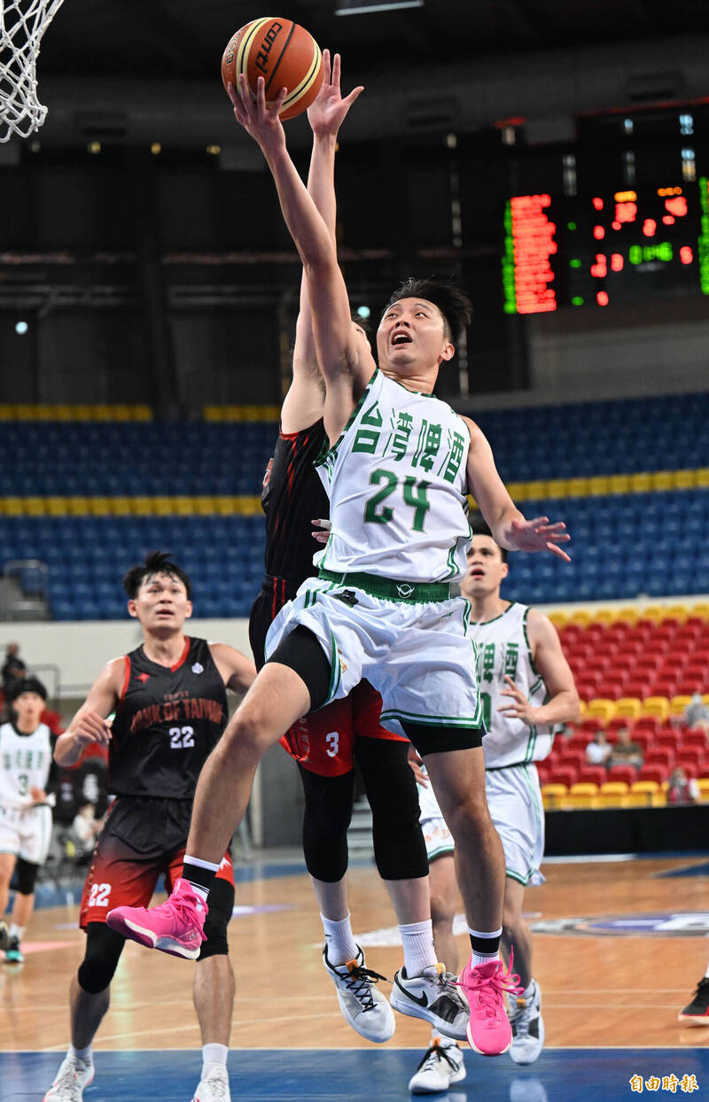 台啤朱億宗上籃得分。（記者林正堃攝）