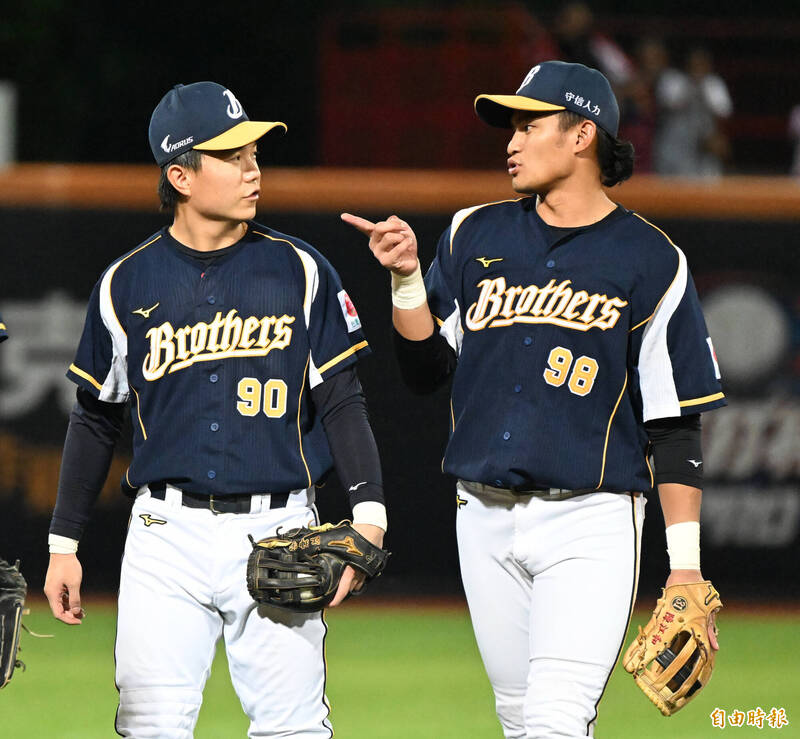 中信兄弟岳東華（右）與江坤宇（左）。（記者林正堃攝）