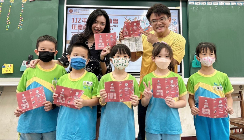 南市體育局製作學生觀賽摺頁，搭配集章趣味活動，鼓勵學生參觀各項賽事。 （南市體育局提供）