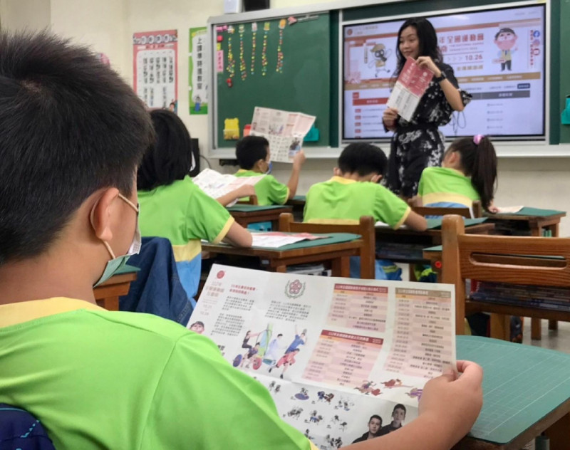 南市體育局製作宣傳摺頁，並配合「全運會在台南，跟著黑琵集章趣」活動，鼓勵學生欣賞各類專業賽事 。（南市體育局提供）