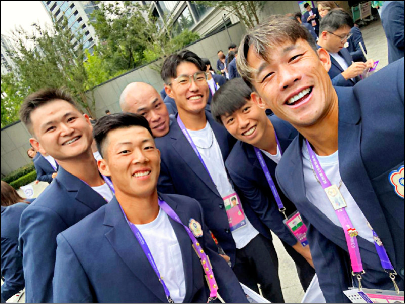 亞運男子網球台灣隊昨在開幕式前合影。（取自莊吉生臉書）