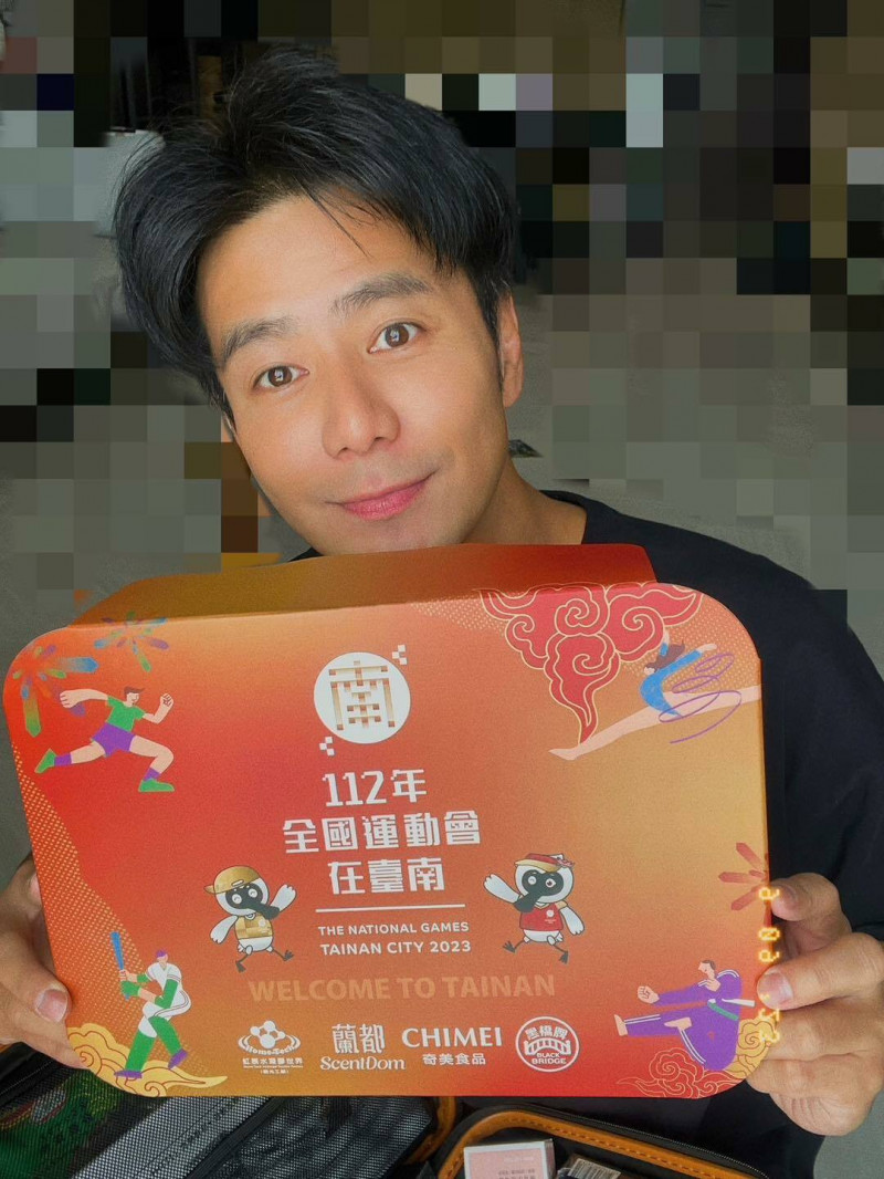 郭彥鈞在臉書貼文開箱「全運會在台南」紀念品。 （擷自臉書）