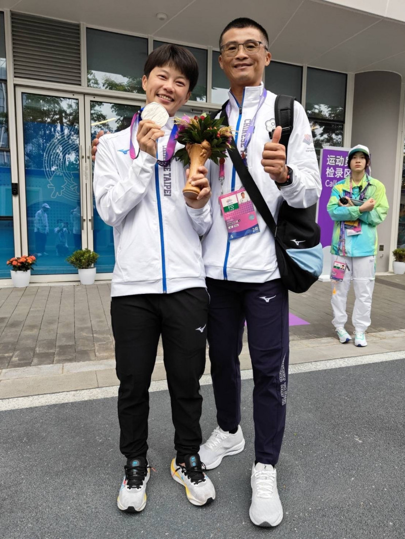 台南滑輪溜冰女將楊合貞（左）在亞運勇奪銀牌佳績。（台南市體育局提供）