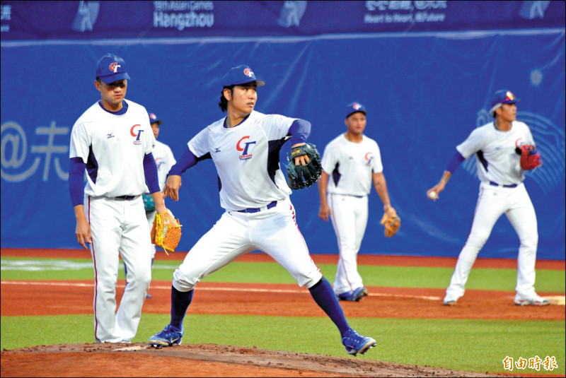 台灣隊古林睿煬練投時，拿的就是亞運正式比賽用球「BR-100」。（特派記者龔乃玠攝）