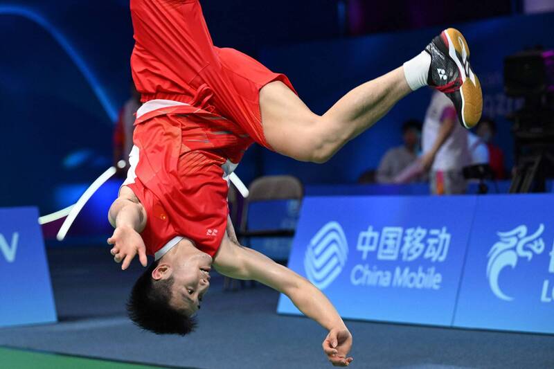中國23歲好手李詩灃打下亞運男單金牌，勝利後更是演出側空翻慶祝。（法新社）