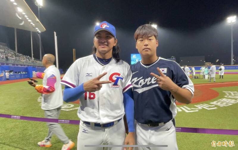 台灣隊劉致榮（左）和南韓姜白虎（右）合影。（特派記者龔乃玠攝）