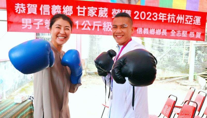 南投縣長許淑華（左）也戴上拳擊手套鼓勵在亞運拳擊71公斤級摘下銀牌的信義鄉族人甘家葳（右），在明年巴黎奧運能有更好的表現。（圖由南投縣政府提供）