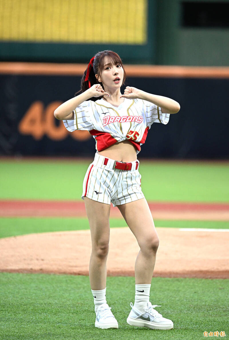 味全龍邀請三上悠亞開球。（記者王藝菘攝）