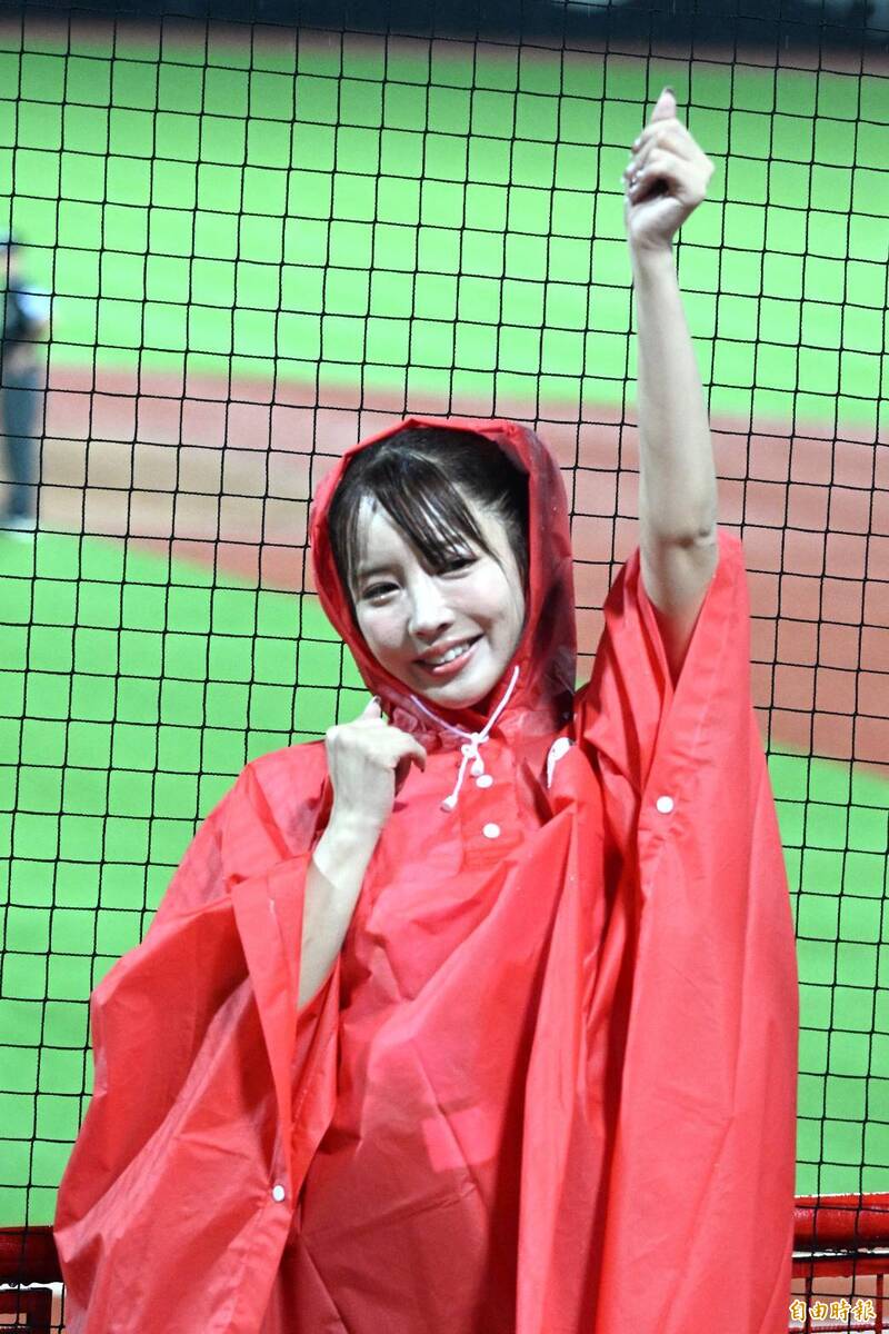 三上悠亞穿上雨衣幫味全龍應援。（記者王藝菘攝）